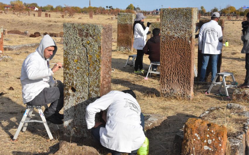 Selçuklu Mezarlığı’ndaki kazı çalışmalarında 30’a yakın çocuk mezarı bulundu